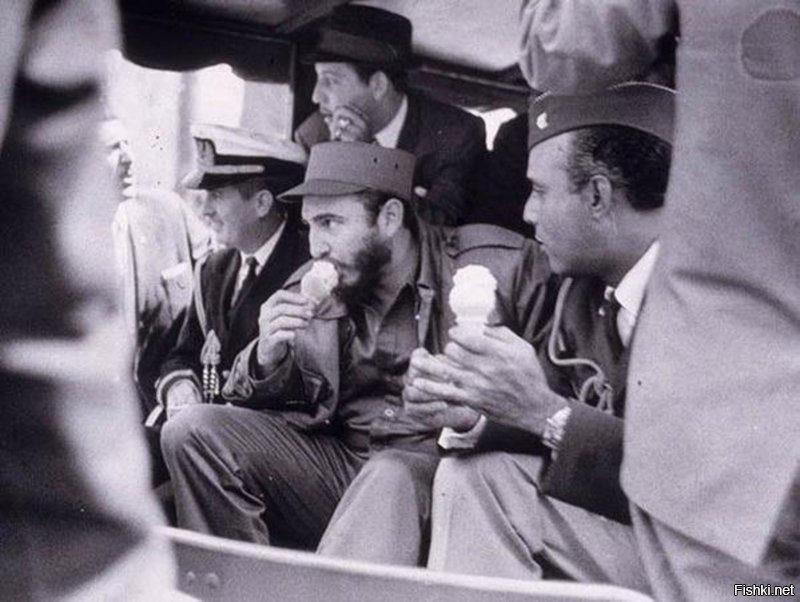 Фидель Кастро во время посещения военной базы США. Куба. 1959г.