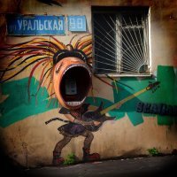 Единственное не скучное фото из подборки. А все эти однообразные фото таксофонов так и шепчут "усни... усни"