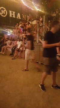 Чегооооо??? Не принято шуметь по выходным?? Давеча был в Швейцарии. Не принято шуметь???:)) В выходные в Цюрихе творится какой-то п*здец. Бухают, извиняюсь за выражение, на каждом углу. Орут так, что мама дорогая. Повсюду какие-то сомнительные компании смуглых агрессивных парней. Да у нас в глубинке мне не было так страшно ходить по улицам вечером, как в центре Цюриха. Какое личное пространство?? Посмотрите на фотки, Все сидят бухают друг у друга на головах. Ну и по поводу наркоманов. Видимо, их очень хорошо поддерживают - иду по самому центру Цюриха, дама снюхивает дорожку прямо с капота машины, повторяю, самый центр Цюриха! Сфоткал, как она сидит у машины и кайфует(последняя фотка). Так что, если честно, был очень удивлён Швейцарией