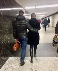 Не понял, а что не так на этой фотке? То что сумку несет? Офигеть унижение