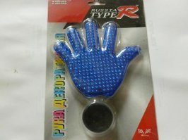 Практично: у королевы Великобритании есть фальшивая рука для приветствий