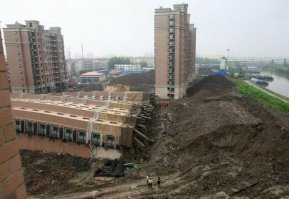 Китай страна рекордов.
Самый быстро построенный, самый быстро упавший...