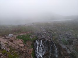 Автор ехал туда ради развалин, ванной и перевернутой нивы?! Феерический идиотизм. Лучше бы на водопад за Териберкой съездил. От Мурманска всего 80км