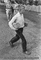 Ага! Вот хлеб привезли. По две буханки в одни руки...
Спешите, может не хватить!