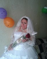 Упаковка на цветке отсвечивает и выглядит как топор