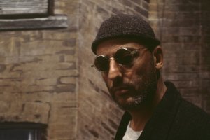 Фото в заголовке напоминает кое-кого