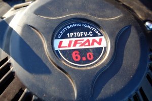 мой мотор от газонокосилки, 4 тактный, 6 лс, нога от Вихря.  Плюсы - цена 6тр новый мотор, дохлый Вихрь бесплатно, два дня ковыряний на совмещение - то же бесплатно. Минус - возить в вертикальном положении ( ибо масло)