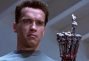 Практично: у королевы Великобритании есть фальшивая рука для приветствий