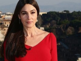 Я человек простой. Вижу Монику Белуччи ставлю 
Она эталон безтюннингованой женщины!
Одно слово - КРАСАВИЦА!!!
Даже стареет красиво и не стесняется этого. Достойна уважания даже тем, что не побежала морду натягивать, резать,колоть....Настоящая и красивая даже с морщинками!