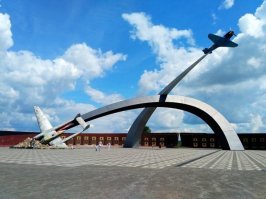 Глядя на этот памятник, сразу же строчка из песни вспоминается-
"....им даже не нужно крестов на могилах,
сойдут и на крыльях кресты......."