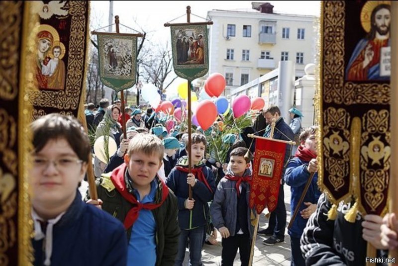 Зато пионеры теперь на крестный ход собираются.