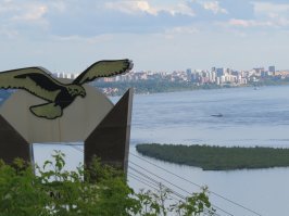 Неправда ваша, таких сараев в Москве нет, в Питере тоже трудненько отыскать, а в Самаре, увы, это повседневность. В центре города сотни и сотни домиков и бараков, которые ло сих пор заселены, не отреставрированы многие купеческие дома, снести нельзя-история, а на реставрацию нет денег, т.к. многие годы Самарой и Самарской областью владели сплошь мэры и губеры-воры. А так, город симпатичный, добавлю тоже виды с Вертолетки.