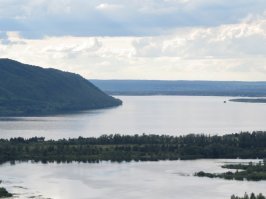 Неправда ваша, таких сараев в Москве нет, в Питере тоже трудненько отыскать, а в Самаре, увы, это повседневность. В центре города сотни и сотни домиков и бараков, которые ло сих пор заселены, не отреставрированы многие купеческие дома, снести нельзя-история, а на реставрацию нет денег, т.к. многие годы Самарой и Самарской областью владели сплошь мэры и губеры-воры. А так, город симпатичный, добавлю тоже виды с Вертолетки.
