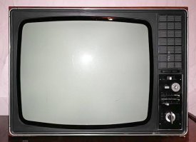 Фотон-225. Где-то до 98-го года дома простоял (как запасной, после покупки ГолдСтара). Ручки переключения тоже к тому времени уже не было, и использовались пассатижи.