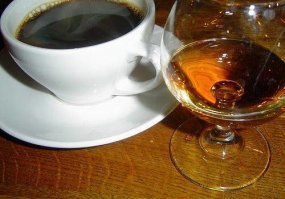 Кофе с коньяком.

1 ч.л. кофе
Сахар по вкусу
0,7л. Конька

Кофе и сахар заливаем горячей водой. В коньячный бокал наливаем 50 гр. коньяка. Коньяк выпиваем. Наливаем ещё 50 гр. коньяка. Коньяк выпиваем. Выливаем остывший кофе нафиг и делаем новый. В коньячный бокал наливаем 50 гр. коньяка...
:)