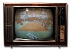 Радуга 704 Д. Телевизор был ламповый.
Работал очень долго. Поскольку стоял в углу около окна, то раз в 2-3 года перегорала какая-то лампа... было у него одно слабое место. Потом в 90-е найти эту лампу уже не представлялось возможным и телевизор пришлось выбросить. Купили какой-то Славутич который был уже на транзисторах... он ломался постоянно. Не помню как, но от этого славутича избавились и купили Рубин с корейской трубкой которая была с острыми углами и довольно плоская.