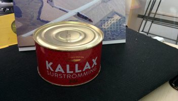 Мне коллеги байкеры привозили из Швеции. Везли в тройном пакете, замотанный скотчем наглухо, ибо продавцы предупреждали, что иногда от тряски взрывается. Лютая дрянь.