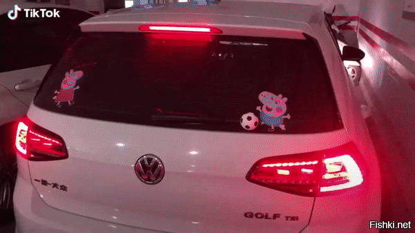 Странно, играют в футбол а на машине написано Гольф