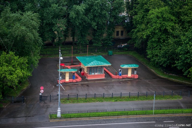 Кремлевская АЗС   действующая бензоколонка в стиле ар-деко, предназначенная только для правительственных машин. Это единственная бензоколонка в Москве в пределах Бульварного кольца и единственный построенный объект из проекта Дворца Советов.Волхонка,стр 16.