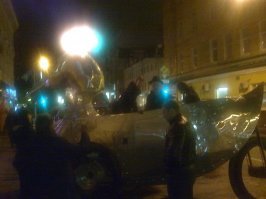 Хех! На одном из фото аппарат в виде утки, который я видел собственными глазами посреди Москвы лет 12 назад. Вышел покурить из клуба, и тут эта херня подъезжает и паркуется.)) Чуть цигарку не проглотил. За качество уж извините, тогда на моторолах-раскладушках камеры были далеко не сегодняшние )