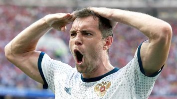 Спасение застрявшего в оконной раме котенка в Новосибирске