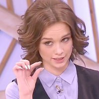 Что же прячет артист?  
-Наши предположения: