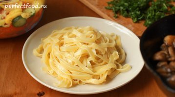 мне больше нравятся не спагетти, а фетуччини. Вкуснее кажется, хотя на вкус и цвет. Только одно- берите Италию, в России делать не умеют- кладут крахмал и дешевую белую муку. Сразу видно- развариваются и вода белеет. Не портите себе вкус. В настоящей пасте должна быть только мука из твердых сортов пшеницы и все.