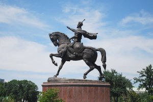 Знакомтесь,
это Амир Тимур, по крутости в Средней Азии сравним с Чингиз Ханом, он же являтся внучатым племянником последнему, а картинка ниже это памятник Амиру Тимуру который находится в столице Узбекистана Ташкент. Тиму сидит на коне с большими яйцами. Амир Тимур на коне, а ваш Тиму просто конь.