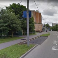 это возле 10 поликлиники улица Цюрупы, 30/63, живу в том районе и ни разу не видел чтобы скора подъезжала к этим воротам, они всегда закрыты, открыта только калитка для прохода граждан. Здесь водитель конечно же зря ещё и на газон наехал, включены ли были на тот момент спецсигналы тоже не ясно, но практика показывает что водители скорых во время стоянки в запрещенных местах ими не пользуются (это нарушение). И для полноты картины добавлю, что с торца поликлиники есть ворота именно для заезда машин руководства и скорой помощи при доставлении или госпитализации граждан. Прикреплю несколько кадров