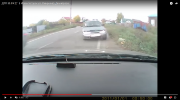 Меня одного смущает что ВАЗ с ситроеном столкнулись почти на обочине? Почему он не попытался уйти в свою полосу?