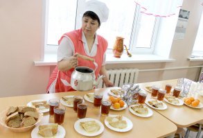 В школах вполне хорошо кормят. Я все десять лет учился в одной школе, в которой сейчас учится мой малой. И скажу уверенно, кормят там отлично!
Еще в мое детстве рацион был хороший. Разные супы, разные каши, котлеты, пюрешки, амлетики пышные, рагу мясное, бутербродики, разные сладости, булочки, пирожное, чай, молоко, компот, сок, газировки, даже мороженное иногда давали. Хлеб всегда стоял тазиком на стойке, лопай сколько влезит.
Крепкий и здоровый народ рос.
И кстати, нашей поварихе тете Розе огромный привет, с искренним уважением и любовью, она поймет.