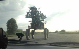 Самоходный опрыскиватель для сельхоз. полей.