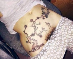 Тату-мастер создаёт трёхмерные татуировки, которые показывают фантастические миры, скрывающиеся под кожей