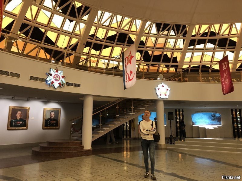 Зал презентаций там в центре стулья и большой экран, но флаги и картины остались