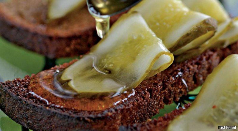 Соленые огурцы с медом - великолепная закуска под самогон.