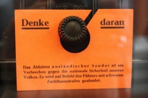 Массовые радиоприемники в германии в то время были только с средневолновые и могли принимать только передачи государственных радиостанций.Но навсякий случай приемники продавались с такой табличкой На карточке к радиоприёмнику написано: «Помни об этом. Прослушивание зарубежных радиопередач является преступлением против национальной безопасности народа. По приказу Фюрера это карается  тюремным заключением» А коротковолновыые были запрещены ,кто не сдал- концлагерь.