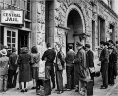 Oчередь на сдачу запрещенных предметов 29 декабря 1941 года в Лос-Анджелесе