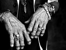 А это руки Кита Ричардса (Rolling Stones)