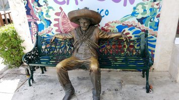 Если жить в отеле и не заходить на территорию местных трущёб, то вполне себе хорошо. Мы только в субботу вернулись из Канкуна. Там сейчас так много русскоговорящих, что даже меню дублировано на русском.