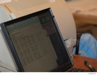А чо нет?
Вот на работе ХРюша трудится


Вот ещё на компе прошлого века (правда его пару лет назад стырили и спрятали в болоте, от чего он, почему-то перестал работать...)


Вместе с ним стырили и этот, но у него отгнил только дисплей, все кроме одного USB порты и пол клавиатуры... Я обиделся, поставил на него десятку, щяс музыку крутит на соревнованиях


На улице его замещает вот этот раритет чтоб монитор и клаву не таскать, но щяс там семёрку от нечего делать поставили (он всё равно списанный)


Ну и дома - вот XP (с открытыми фишками, кстати)