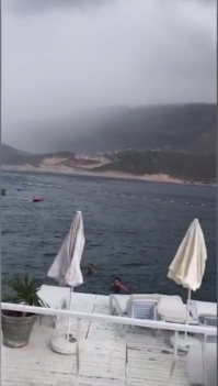 И только беззаботные россияне спокойно плавают