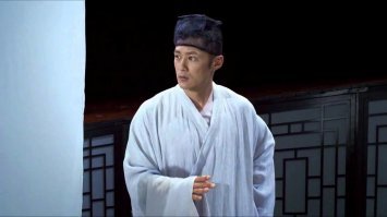 Автор гонит мяч женским половым органом.