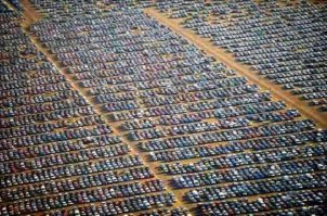 Такие стоянки новых авто по всему миру. Один человек разрабатывает карьер, другой добывает руду, третий делает метал, четвертый детали, пятый комплектует, плюс дизайнеры, архитекторы, проектировщики, разработчики, бухгалтера и тд и тд. Сделали. И выкинули на х.й на свалку. А в салоне ценник за 20-30 штук евро за среднего качества ведро. Но большинство не может купить десятилетнее ведро без кредита. Маск это фэйк, миллиарды на убыточном бизнесе))) псевдо успешный проект, чтобы дурачки за экранами телевизоров верили, что он запустит ракеты на марс.