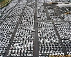 Такие стоянки новых авто по всему миру. Один человек разрабатывает карьер, другой добывает руду, третий делает метал, четвертый детали, пятый комплектует, плюс дизайнеры, архитекторы, проектировщики, разработчики, бухгалтера и тд и тд. Сделали. И выкинули на х.й на свалку. А в салоне ценник за 20-30 штук евро за среднего качества ведро. Но большинство не может купить десятилетнее ведро без кредита. Маск это фэйк, миллиарды на убыточном бизнесе))) псевдо успешный проект, чтобы дурачки за экранами телевизоров верили, что он запустит ракеты на марс.