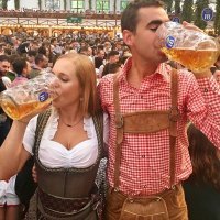 Как недавно объясняли, держать кружку, так как держит мужик, могут только женщины. Ну и те кто ими себя считает