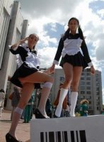 Завуч купил для старшеклассниц юбки и заставил переодеться