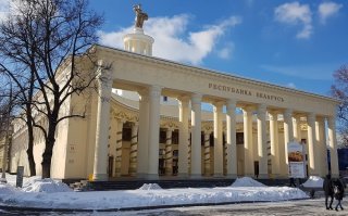 ВДНХ, Москва, наши дни,  да и во всех государственных бумагах РФ, всегда пишется Республика Беларусь. На белорусском языке пишется Рэспублiка Беларусь. (19 сентября 1991 года страна стала именоваться на РУССКОМ ЯЗЫКЕ «Республика Беларусь», в это же время были приняты новые герб и флаг, а также новая конституция и гражданский паспорт.)  А то что Россияне продолжают называть Беларусь - Белоруссия, так это не удивительно, после присоединения западных земель на территории современной  РБ. официально было запрещено употреблять слова Лiтва на ровне со словом Беларусь, Северо-западный край....