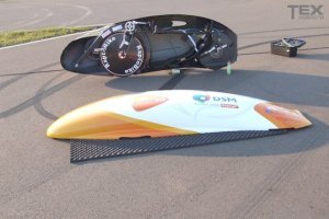 пруф можно? А то гугл 133 км\ч дает для вот такой фигни:

А 300 (точнее 268) - это чит в виде машины, которая ехала впереди и значительно снижала лобовое сопротивление велосипедиста, то есть делала за него всю работу.