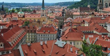 Вот Прага,и самое главное все крыши одного цвета и посмотрите на Питер.