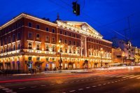 Это здание - новодел, построенный несколько лет назад. Помню, как не поверил своим глазам, когда, проезжая по набережной Фонтанки, не увидел дома, который стоял на углу Фонтанки и Невского. И это при том, сколько велось разговоров о недопустимости каких-либо сносов в исторической части города.